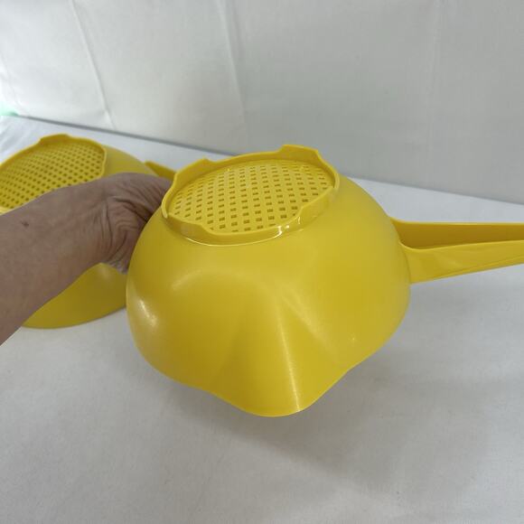Vintage Tupperware Set of 2 Yellow Strainers Colanders 1523 2 Qt 1200 1 Qt Spout - Picture 11 of 13